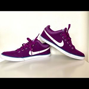 Womens Nike purple SB’s great condition.